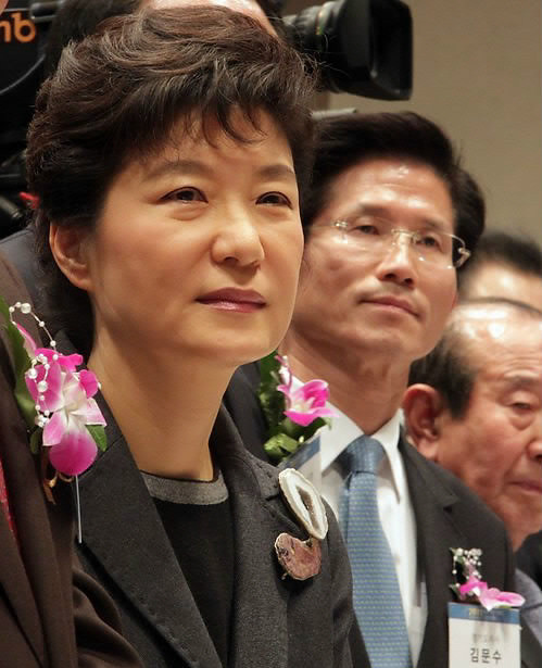 ▲ 차기 대권주자 박근혜 한나라당 전 대표와 김문수 경기지사가 도당위원장 선출을 두고 힘겨루기를 시작한다. 사진은 지난 6일 서울 프레스센터에서 열린 '2011 재경대구경북인 신년교례회'에서 축하공연 관람하는 박근혜 전대표와 김문수 경기지사ⓒ연합뉴스