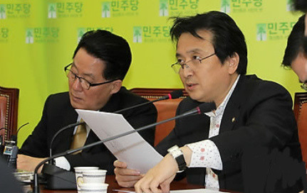 ▲ 민주당 김영환 의원이 19일 국회에서 열린 당 소속 지경위원들과의 대책회의에서 최중경 지식경제부 장관 내정자에 대해 