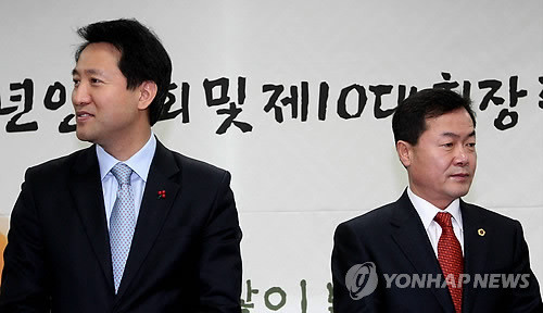 ▲ 서로 시선을 돌린 오세훈 서울시장(左)과 허광태 서울시의회 의장(右) ⓒ 연합뉴스