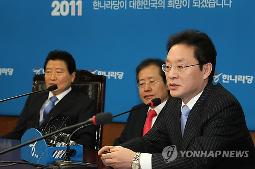 ▲ 한나라당 정두언 최고위원이 10일 오전 서울 여의도 당사에서 열린 최고위원회의에서 발언하고 있다. ⓒ 연합뉴스