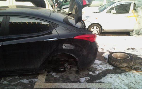 ▲ 현대차 신형아반떼가 고속도로 주행 중 뒷바퀴 축이 떨어져나가는 사고가 발생해 논란이 되고 있다. ⓒ 디시인사이드 캡쳐