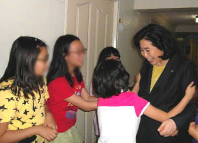 ▲ 어학연수 캠프장을 찾은 박순자 한나라당 의원. 억류된 아이들은 '엄마'라고 그를 부르며 안겼다. ⓒ 뉴데일리