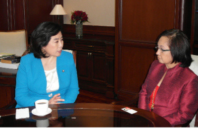 ▲ 필리핀 전 대통령인 아로요 의원을 만나 회담 중인 박의원. 그는 이 자리에서 구금된 한국인들의 인권실태를 조목조목 비판했다.  ⓒ 뉴데일리