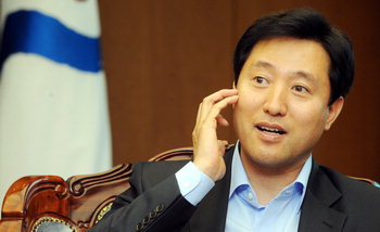 ▲ 무상급식 공방으로 곤욕을 치르고 있는 오세훈 서울시장에게 보수 시민단체들이 '우리가 주민투표를 추진하겠다'며 지지를 보냈다.위기에서 천군만마를 얻은 셈이다.ⓒ자료사진