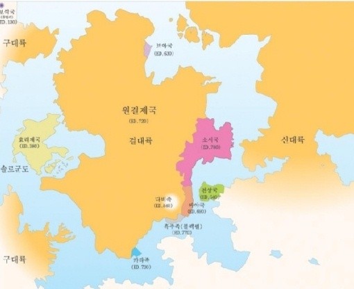 ▲ ED.11세기 : 걸그룹 열국시대. 원걸제국의 완전한 몰락과 수많은 부족의 봉기가 일어났다. 소시, 카라, 21제국의 해외 식민지 개척이 활발히 이뤄졌다. 일본, 동남아시아, 유럽 등지에서 인기를 모으고 있는 걸그룹의 행보를 식민지 개척에 비유한 점이 흥미롭다. 아래 그림은 내홍 양상을 보이고 있는 카라제국이 지도상에서 사라진 모습.