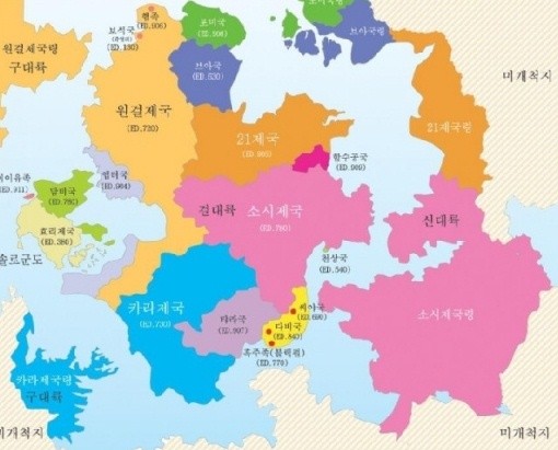 ▲ ED.11세기 : 걸그룹 열국시대. 원걸제국의 완전한 몰락과 수많은 부족의 봉기가 일어났다. 소시, 카라, 21제국의 해외 식민지 개척이 활발히 이뤄졌다. 일본, 동남아시아, 유럽 등지에서 인기를 모으고 있는 걸그룹의 행보를 식민지 개척에 비유한 점이 흥미롭다. 아래 그림은 내홍 양상을 보이고 있는 카라제국이 지도상에서 사라진 모습.