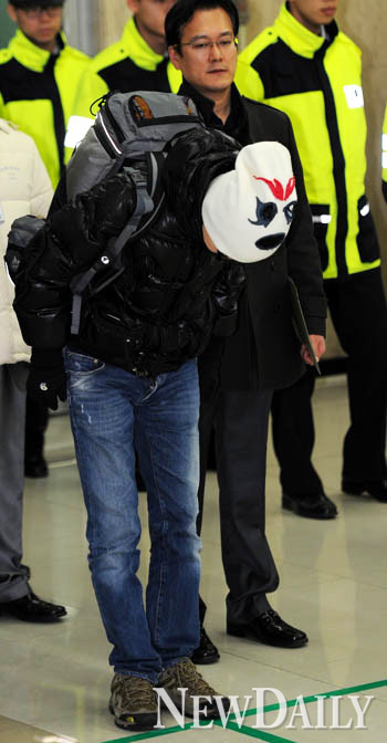 ▲ 19일 입국 당시 취재진을 상대로 허리를 90도로 굽히며 사죄의 인사를 하고 있는 신정환.  ⓒ 박지현 기자