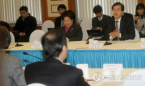 ▲ 21일 오전 국회 귀빈식당에서 열린 지속가능한 복지정책 간담회에서 한나라당 심재철 정책위의장이 인사말을 하고 있다. ⓒ 연합뉴스