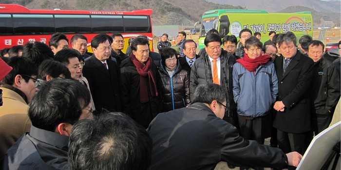 ▲ 손학규 대표등 민주당 일행이 국토부 관계자로부터 현황브리핑을 듣고 있다.