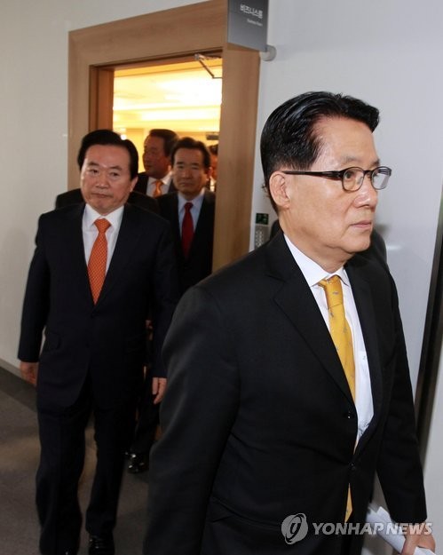 ▲ 21일 오전 광주시청에서 열린 민주당과 광주시의 정책협의회에 앞서 박지원 원내대표 등 당 지도부가 강운태 광주시장과 면담을 갖고 행사장으로 향하고 있다. ⓒ 연합뉴스