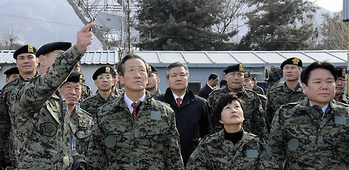 ▲ 한나라당 정몽준 전 대표가 21일 오전 서울 송파구 거여동 특수전사령부를 방문, 707 대테러 대대장으로부터 설명을 듣고 있다. ⓒ연합뉴스