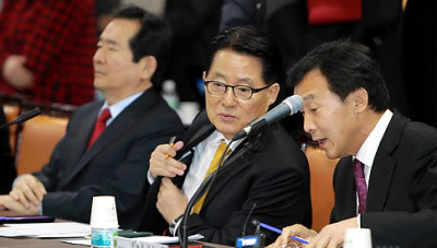 ▲ 국제과학비즈니스벨트 입지를 둘러싸고 민주당 내에서 혼선일 일고 있는 가운데 21일 오전 광주시청에서 열린 민주당과 광주시의 정책협의회에서 손학규 대표와 박지원 원내대표가 대화를 나누고 있다. ⓒ 연합뉴스