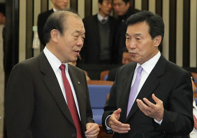 ▲ 과학비즈니스벨트 입지선정을 앞두고 민주당내 마찰이 계속되고 있다. 손학규 민주당 대표는 21일 광주를 찾아, 사실상 충청권에 양보를 부탁했으나 정중하게 거절당한 것으로 드러났다. 사진은 왼쪽부터 김영진 의원, 손학규 대표. ⓒ 연합뉴스