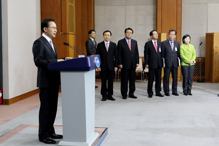 ▲ 이명박 대통령이 21일 오후 청와대 춘추관에서 '삼호주얼리호 선원 구출 대통령 담화'를 발표하고 있다. ⓒ 청와대