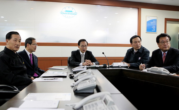 ▲ 이명박 대통령이 21일 오후 청와대 국가위기관리실을 방문해 삼호주얼리호 선원 구출작전 상황종료후 참모들로부터 보고를 받고 있다. ⓒ 청와대