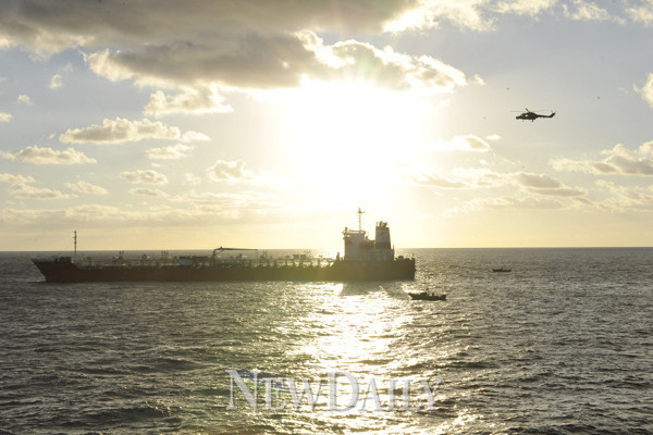 ▲ '아덴만의 여명' 작전을 위해 고속단정과 링스헬기가 여명에 맞춰 삼호주얼리호에 다가가고 있다. 이번 구출작전 성공으로 국격과 국익을 동시에 상승시켰다는 평가를 받고 있다.ⓒ 뉴데일리