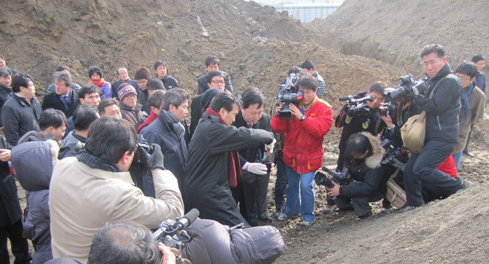 ▲ 손학규 대표등 민주당 일행이 낙동강 8공구 매립토 현장 폐기물 선별장에서 시료채취를 하고 있다.