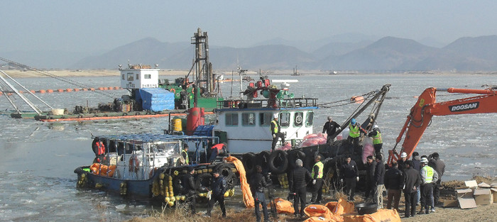 ▲ 수중준설선 침수로인한 기름 확산을 막기 위해 낙동강 15공구에서 관계자들이 흡착포설치, 오일펜스 작업을 하고 있다.