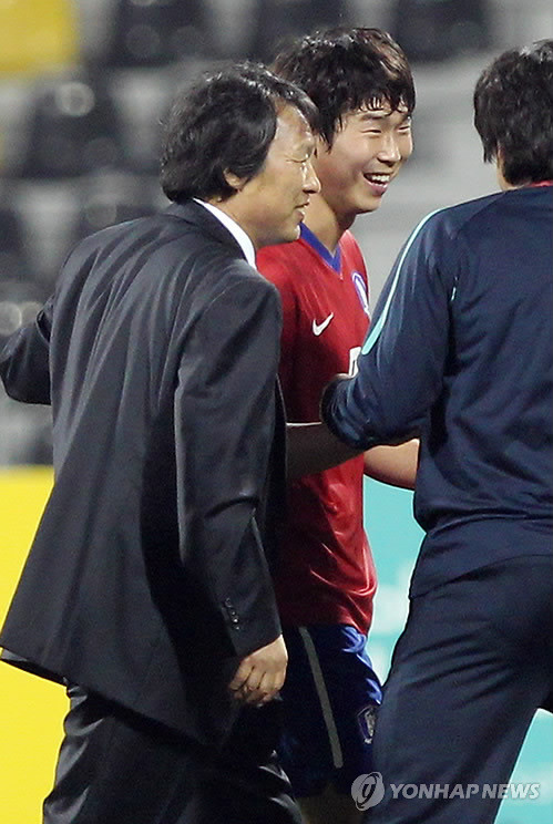 ▲ '이란징크스'를 깨뜨리는 통쾌한 골을 넣은 윤빛가람이 조광래감독의 칭찬과 격려에 환하고 웃고 있다.ⓒ연합뉴스