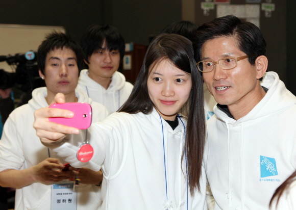 ▲ 한 대학생 기자와 다정하게 셀프카메라를 찍는 김 지사 ⓒ 뉴데일리