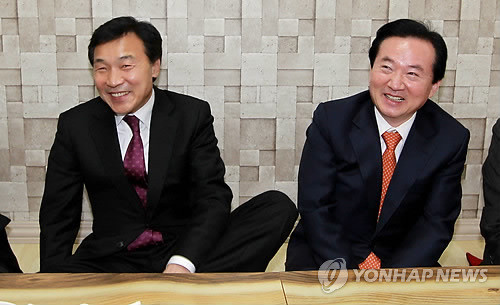 ▲ 과학벨트 입지를 둘러싸고 민주당 내에서 혼선이 일고 있는 가운데 21일 광주를 방문한 손학규 대표와 강운태 시장이 겸연쩍게 웃고 있다. ⓒ 연합뉴스