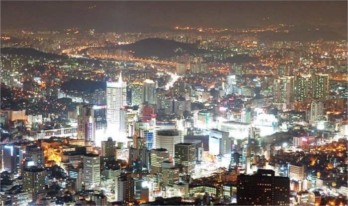 ▲ 밤새도록 도심 전체를 밝히고 있는 이런 모습이 앞으로는 대폭 규제된다. 서울시는 