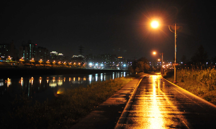 ▲ 가로등만 켜져 있는 강변 산책로ⓒ서울시