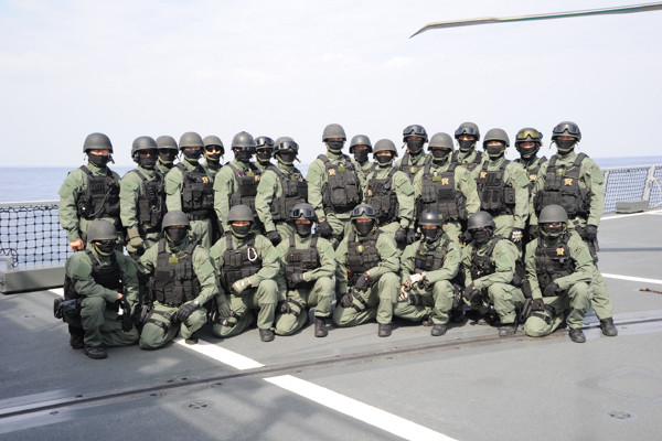 ▲ 청해부대 검문검색대 단체사진. 300여 명의 청해부대 요원 중 10% 가량이 해적 진압과 해적선 검문검색을 위한 해군특전단 요원들이다.ⓒ대한민국 해군