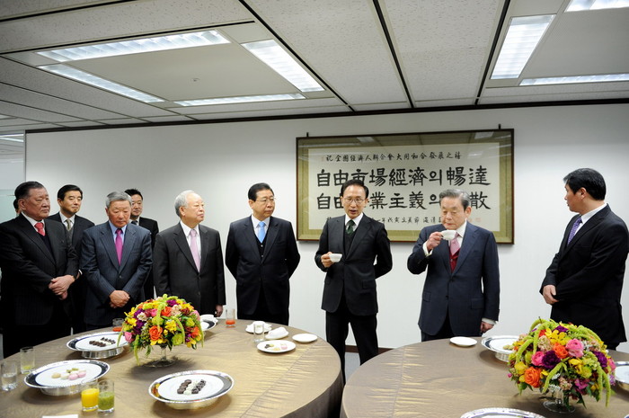 ▲ 24일 서울 여의도 전경련에서 열린 '수출·투자·고용확대를 위한 대기업 오찬 간담회'에 참석한 이명박 대통령과 30대 주요기업 총수들은 가슴에 명찰을 패용하지 않았다. ⓒ 청와대