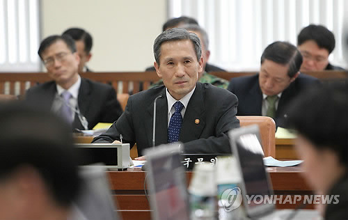 ▲ 아덴만 여명 작전을 성공적으로 완수한 김관진 국방부장관이 24일 오후 국회에서 열린 국방위에 참석, 국회 국방위원들의 질의에 답변하고 있다. ⓒ연합뉴스