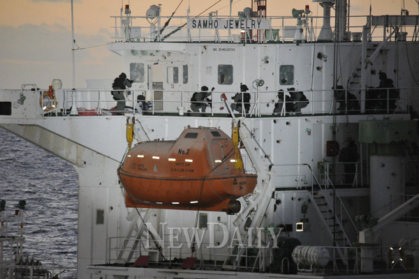 ▲ UDT 작전팀이 삼호주얼리호 선교 조타실에 진입하기 직전 모습. ⓒ뉴데일리