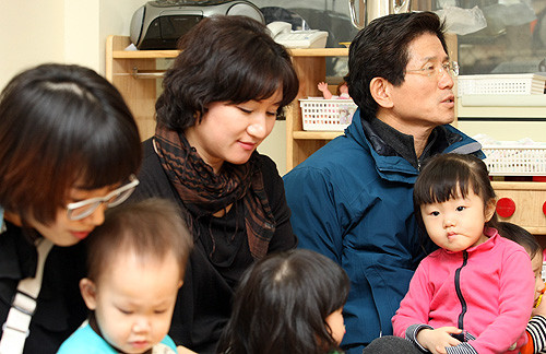 ▲ 23일 이천시 아미어린이집에서 김문수 경기도지사가 아이들을 안고 보육교사, 학부모와 이야기를 나누고 있다ⓒ경기도