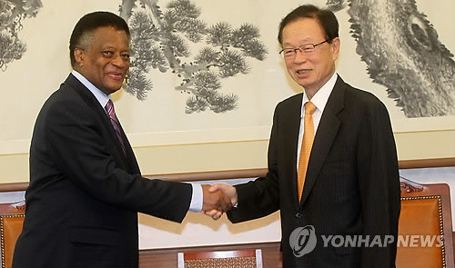 ▲ 박희태 국회의장이 25일 오전 국회를 예방한 막스 시술루(Max Sisulu) 남아프리카공화국 하원의장과 악수하고 있다. ⓒ연합뉴스