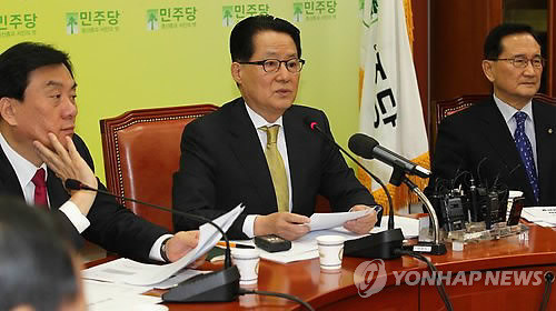 ▲ 민주당 박지원 원내대표가 25일 오전 국회에서 열린 민주당 원내대책회의에서 모두발언을 하고 있다. ⓒ연합뉴스