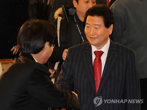 ▲ 한나라당 안상수대표가 25일 오후 국회 의원회관에서 열린 국민연금기금 복지사업 활성화 관련 토론회에 참석, 이 토론회를 주최한 원희목 의원과 악수하고 있다. ⓒ연합뉴스