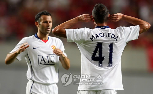 ▲ 2009년 7월 24일 오후 서울월드컵경기장에서 열린 금호타이어컵 맨체스터 유나이티드 코리아 투어 2009에서 맨유 마케다가 팀의 두번째 골을 성공시킨 뒤 기뻐하고 있다. 왼쪽은 긱스.