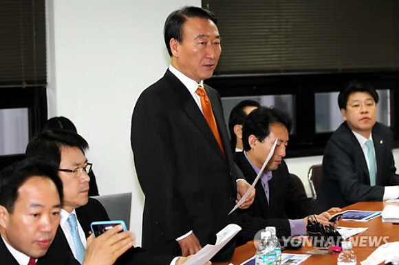 ▲ 안경률 의원이 한나라당 친이(친이명박)계 의원 모임인 `함께 내일로'의 26일 오전 서울 영등포구 여의도동 `내일로' 사무실에서 개헌 공론화 관련 간담회서 모두발언을 하고 있다. ⓒ연합뉴스