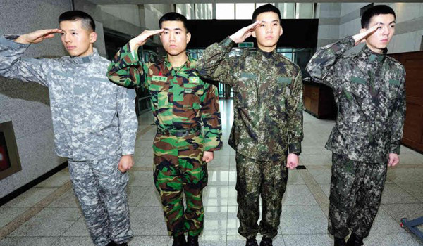 ▲ 왼쪽 두번째가 기존 전투복. 나머지는 신형전투복들이다. [사진출처: KODEFⓒ]