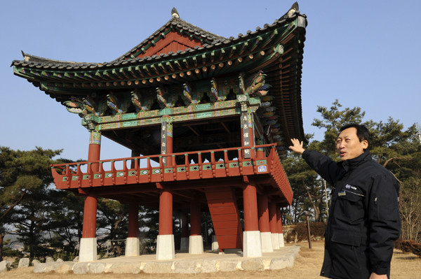 ▲ 낙단보 옆에 있는 관수루. 전찬건 소장은 낙단보 권양대 모습이 관수루 처마 곡선과 똑같다고 설명했다. 박지현기자