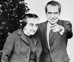 ▲ 1969년 골다 메이어 이스라엘 수상(왼쪽)과 닉슨 미국 대통령은 이스라엘의 핵개발을 묵인하는 밀약을 맺었다