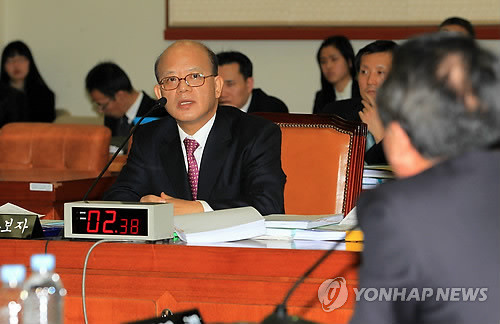 ▲ 박한철 헌법재판소 재판관 내정자가 27일 오전 국회 법제사법위 인사청문회에서 의원들의 질의에 답하고 있다. ⓒ연합뉴스