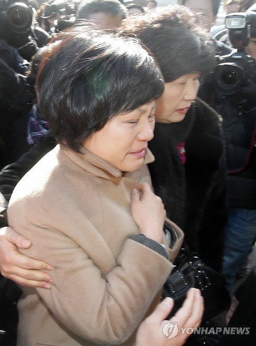 ▲ 박연차 게이트에 연루된 이광재 강원도지사가 대법원 상고심에서 유죄를 확정받은 27일 서울 서초구 대법원에서 판결을 지켜본 이광재 도지사의 부인 이정숙씨가 관계자들의 도움을 받으며 법정을 떠나고 있다. ⓒ 연합뉴스