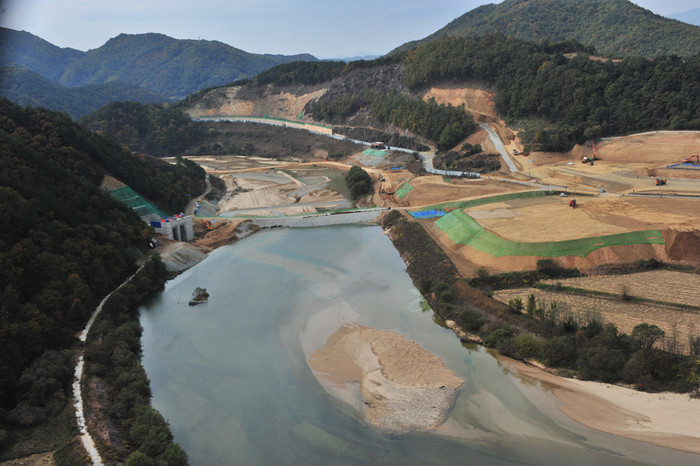 ▲ 공기를 3개월늦춰 예산 301억원을 절감하게 된 영주댐 건설현장.