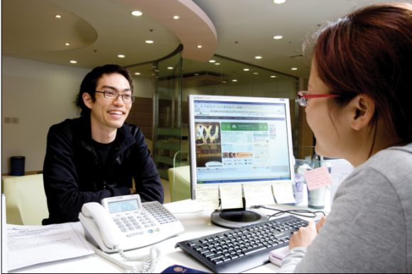 ▲ 한 서울시 거주 외국인이 서울글로벌센터에서 상담을 받고 있다ⓒ서울시