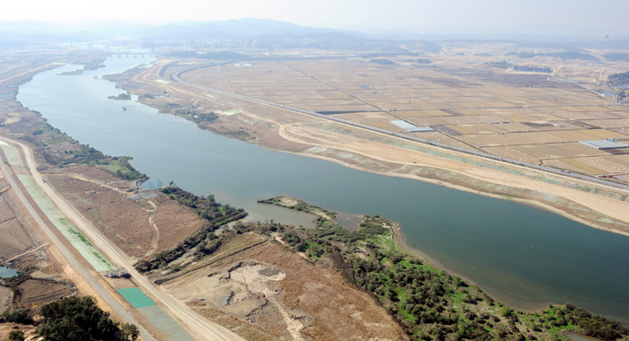 ▲ 금강 7지구 금남제 부근을 항공촬영한 모습. 제방에서 강까지 둔치가 넓은 곳은 최대한 자연 상태로 둔 모습을 확인할 수 있다.
