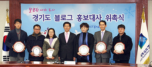 ▲ 경기도는 27일 오전 도청 상황실에서 경기도 블로그 기자단 중 가장 활약을 보인 6인을 ‘경기도 블로그 홍보대사’로 위촉했다 ⓒ 뉴데일리