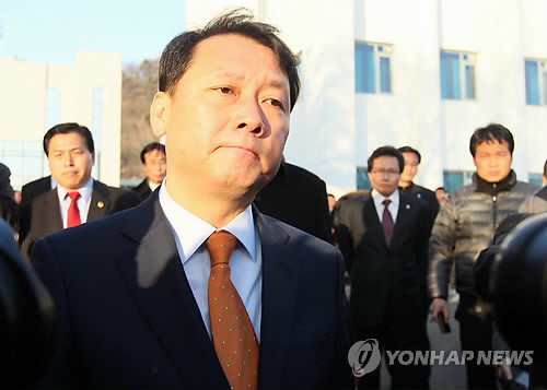 ▲ 27일 대법원 선고와 동시에 강원지사직을 잃은 이광재 지사가 강원 춘천시 도청 직원들의 마중속에 떠나고 있다.ⓒ연합뉴스