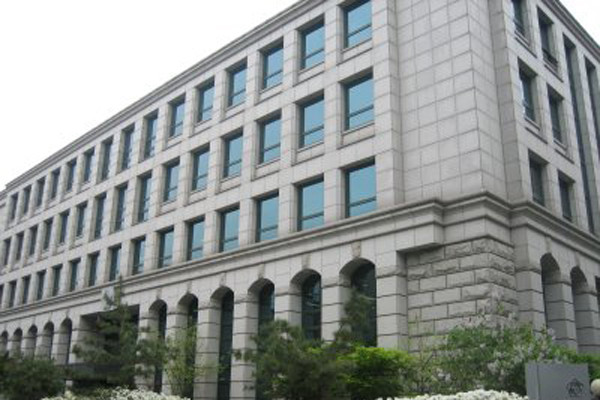 ▲ 서울 서초동의 대한변호사협회 본관의 모습. 로스쿨과 변호사 수 증가로 위기를 겪고 있는 변호사 사회가 이번에는 단체장 선거로 내홍을 겪고 있다.ⓒ