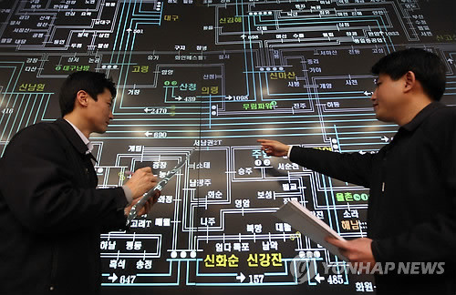 ▲ 지난 12일 오후 서울 강남구 삼성동 전력거래소 중앙급전소에서 직원들이 전력현황판을 살펴보고 있다.ⓒ 연합뉴스