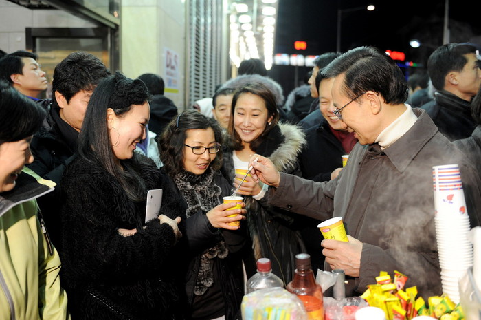 ▲ 이명박 대통령이 28일 오후 설맞이 민생탐방으로 새벽 동대문시장을 방문해 음료 노점에 들러 시민들과 꿀차를 마시며 이야기를 나누고 있다. ⓒ 청와대